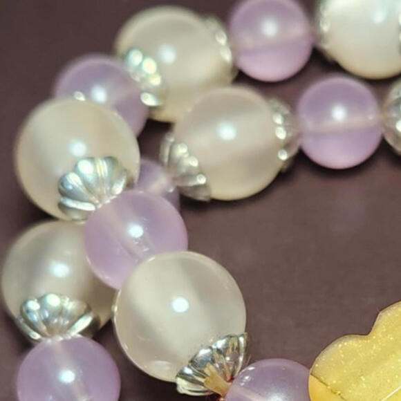 Vintage Costume Jewelry Stretch Bracelet lavendar purple beads yellow flower - Picture 3 of 3